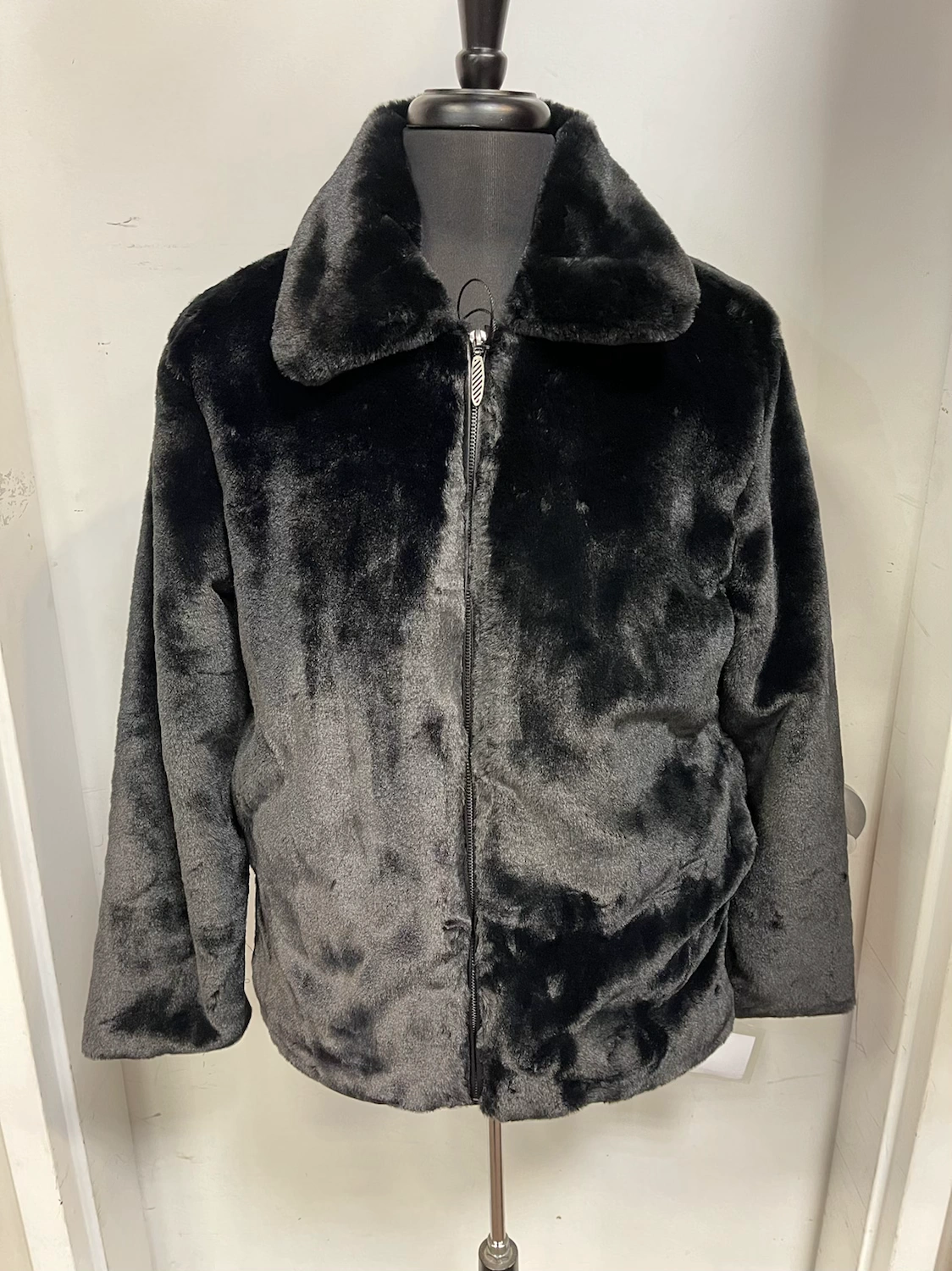 Blaue Martini Pelzjacke – Ein Feuerwerk der Farbe und Wärme.